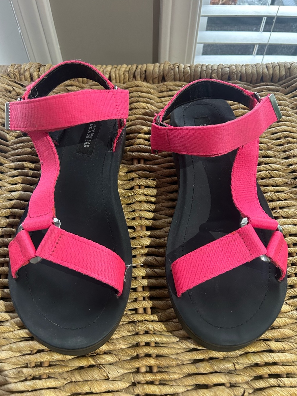 Design Lab Lord & Taylor Women’s Hot Pink Strappy Sandals Size 8